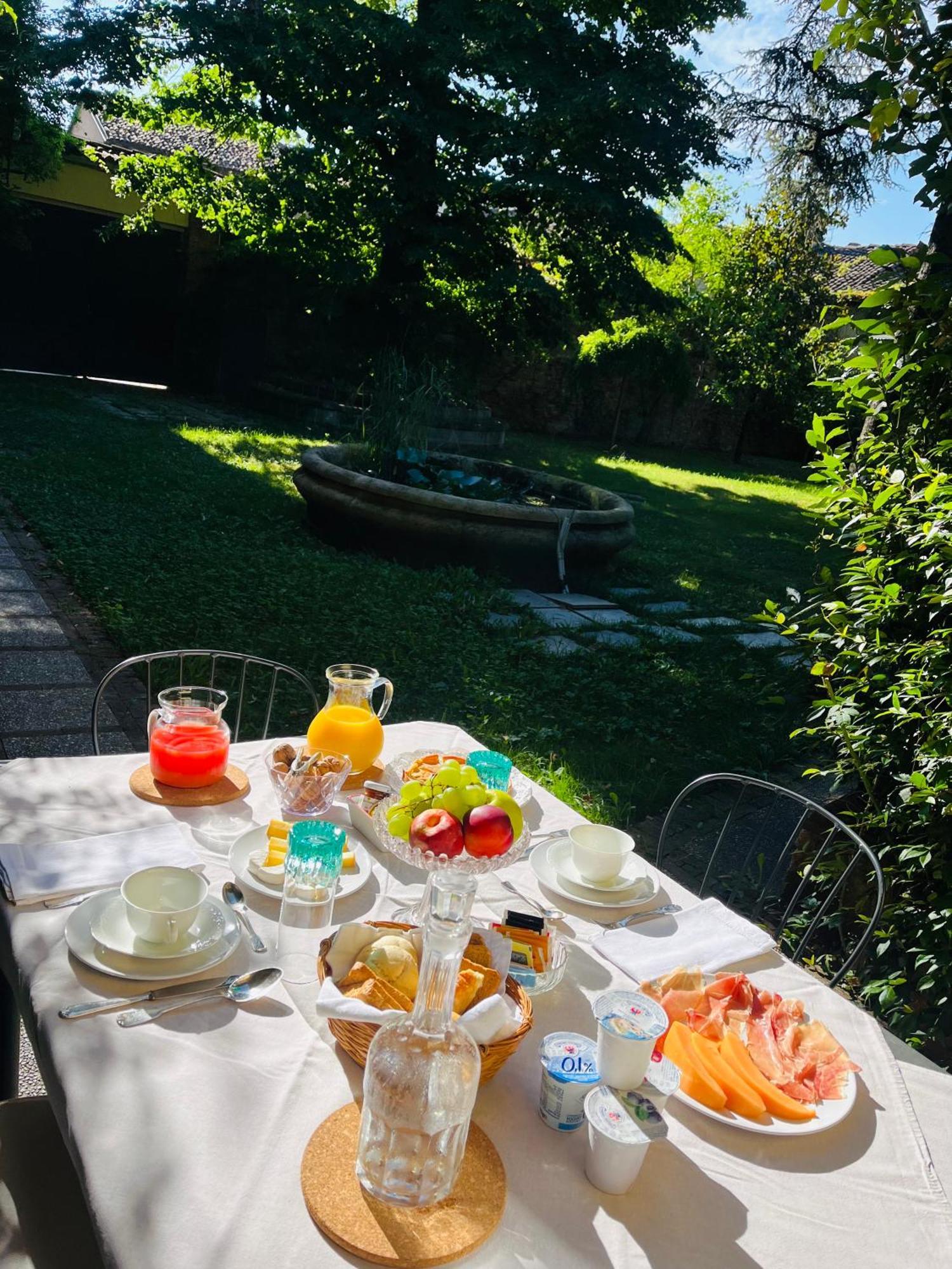 Palazzo Sismonda Bed & Breakfast Corneliano d'Alba Luaran gambar